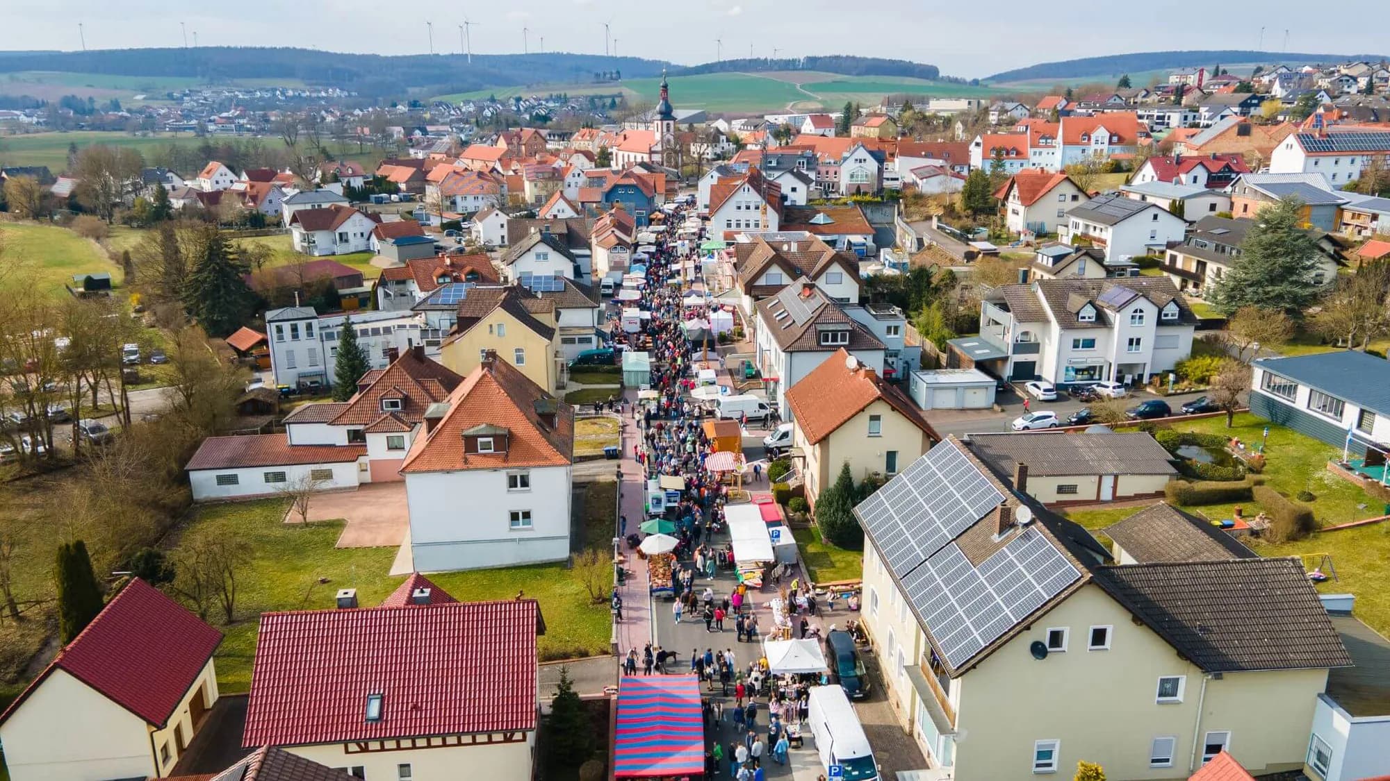 Luftaufnahme von Eiterfeld mit der Marktstraße voller Stände